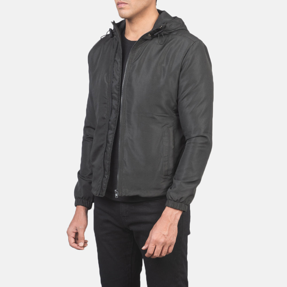 
Black Polyester Hooded Jacket - Vista posterior con hombros definidos y bajo impecable