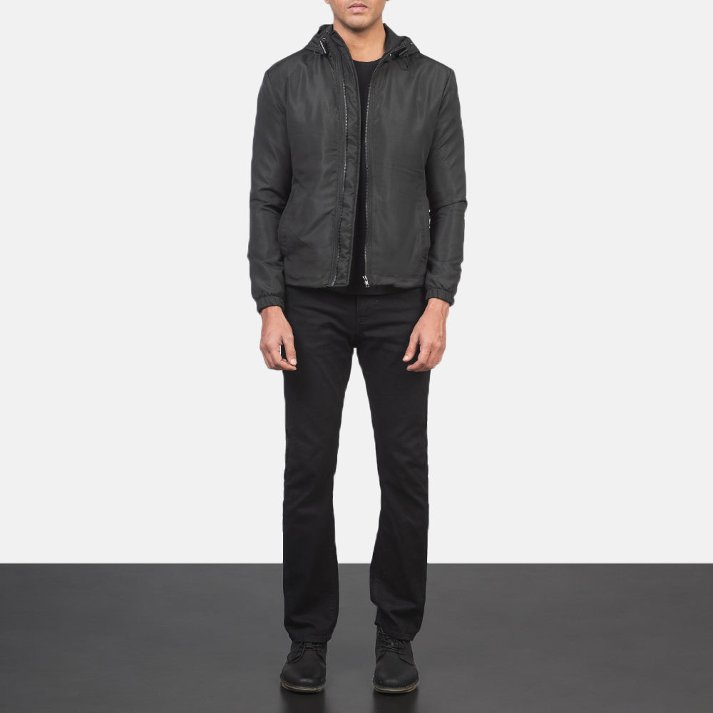 
Jimmy Negro Hooded Windbreaker Chaqueta de Cuero para Hombre - Vista lateral mostrando el corte ergonómico de mangas