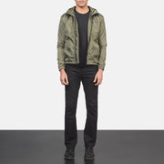 
Jimmy Verde Hooded Windbreaker Chaqueta de Cuero para Hombre - Vista lateral mostrando el corte ergonómico de mangas
