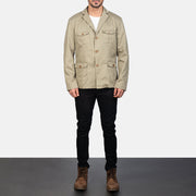 Kajetan Beige Safari Chaqueta de Cuero para Hombre - Vista de perfil lateral con corte ergonómico de manga