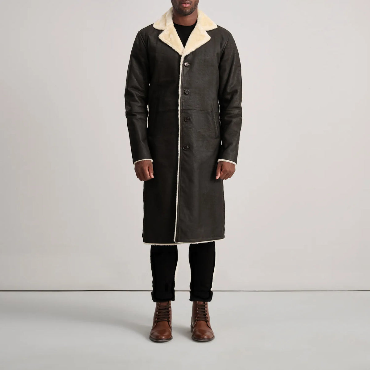 
Kolby Tumbled Brown Shearling Long Coat - Vista lateral mostrando el corte ergonómico de mangas