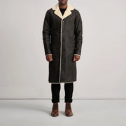 
Kolby Tumbled Brown Shearling Long Coat - Vista lateral mostrando el corte ergonómico de mangas