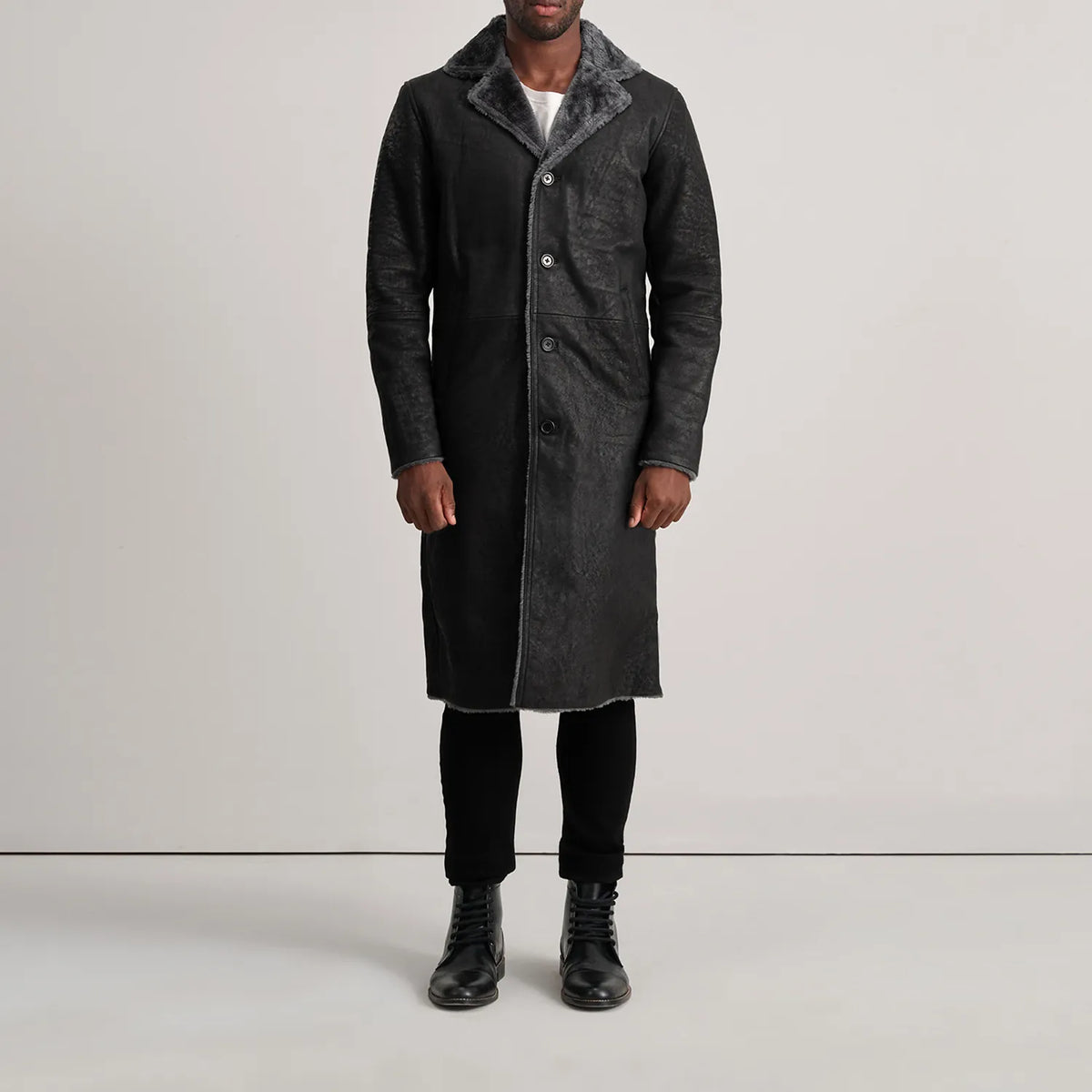 
Kolby Distressed Black Shearling Long Coat - Vista lateral mostrando el corte ergonómico de mangas