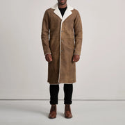 
Kolby Distressed Brown Shearling Long Coat - Vista lateral mostrando el corte ergonómico de mangas