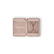 Detalle de cerca of Classic Collar &amp; Heavy-Duty Zipper Hardware on Large Suitcase Zuna para Mujer