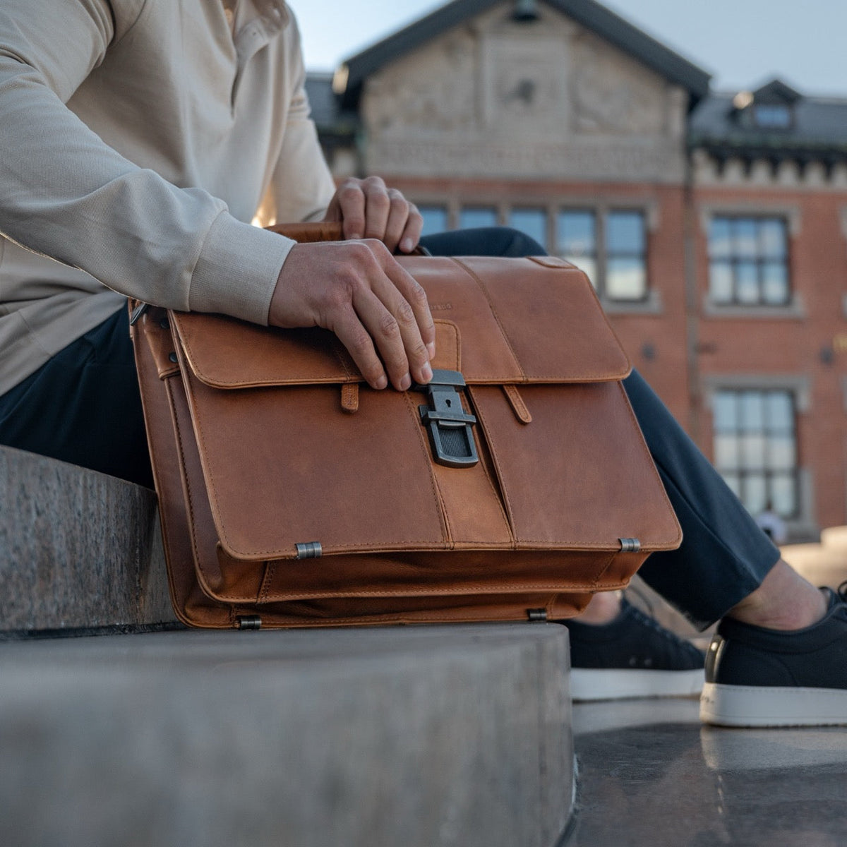 Stuttgart Full-Grain Leather Briefcase para Mujer – Vista alternativa del producto 2