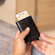 
Classic 100% Full-Grain Leather Card Holder - Perspectiva trasera con correas de cuero reforzadas