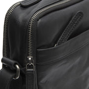 
Solid Antique Brass Hardware & Heavy-Duty Dual Zipper Detail on Alva Bandolera de cuero flor