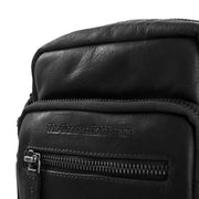 
Solid Antique Brass Hardware & Heavy-Duty Dual Zipper Detail on Bremen Bandolera de cuero flor
