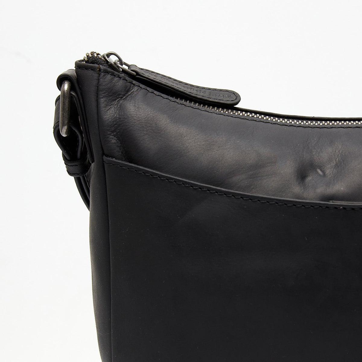 
Classic 100% Full-Grain leather Bag - Perspectiva trasera con correas de cuero reforzadas