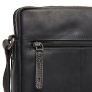 
Solid Antique Brass Hardware & Heavy-Duty Dual Zipper Detail on Montira Bandolera de cuero flor