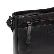 
Solid Antique Brass Hardware & Heavy-Duty Dual Zipper Detail on Mumbai Bandolera de cuero flor