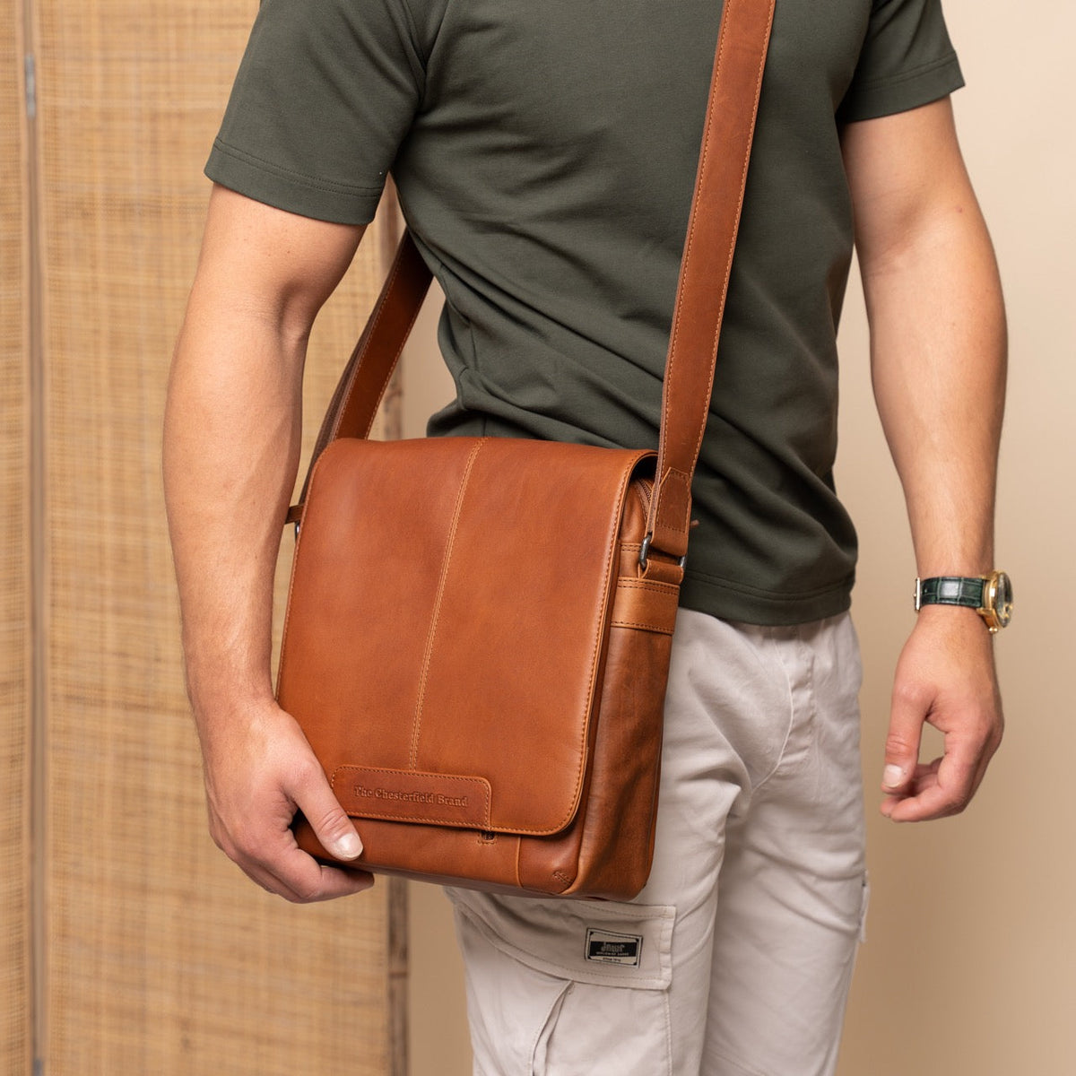 Raphael Full-Grain Leather Crossbody Bag para Hombre – Vista alternativa del producto 2