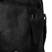 
Solid Antique Brass Hardware & Heavy-Duty Dual Zipper Detail on Remy Bandolera de cuero flor