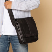 
Classic 100% Full-Grain leather Bag - Perspectiva trasera con correas de cuero reforzadas