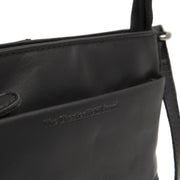 
Solid Antique Brass Hardware & Heavy-Duty Dual Zipper Detail on Salerno Bandolera de cuero flor