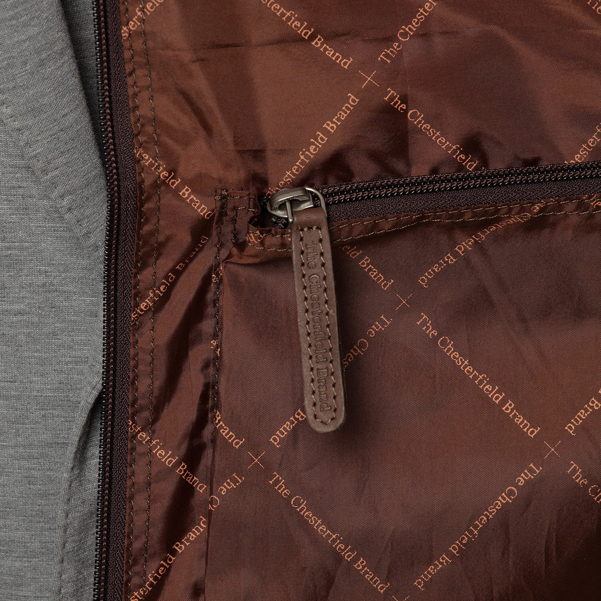 Styled Fit Perspective of Leather Garment Bag Josh para Mujer on Model - Natural Daylight Drape