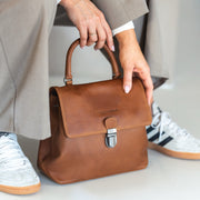 Styled Fit Perspective of Angera Full-Grain Leather Handbag para Mujer on Model - Natural Daylight Drape