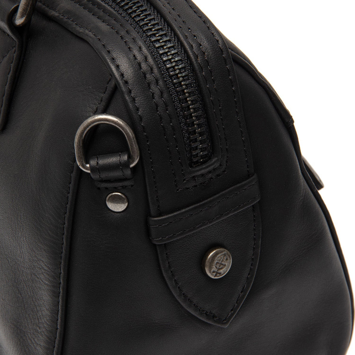 Detalle de cerca of Classic Collar &amp; Heavy-Duty Zipper Hardware on Dalford Full-Grain Leather Handbag para Mujer