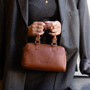 Styled Fit Perspective of Dalford Full-Grain Leather Handbag para Mujer on Model - Natural Daylight Drape