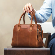 Styled Fit Perspective of Ezra Full-Grain Leather Handbag para Mujer on Model - Natural Daylight Drape