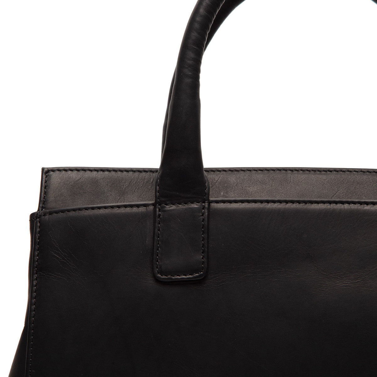 Vista de detalle of Classic Collar & Heavy-Duty Zipper Hardware on Garda Full-Grain Leather Handbag