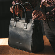Garda Full-Grain Leather Handbag para Mujer - Vista de perfil lateral con corte ergonómico de manga