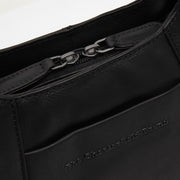 Classic 100% Full-Grain leather Goods - Vista trasera con ajuste entallado en hombros y bajo impecable