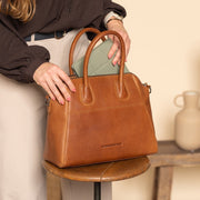 Styled Fit Perspective of Marsala Full-Grain Leather Handbag para Mujer on Model - Natural Daylight Drape