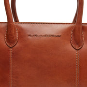 Styled Fit Perspective of Pergamino Full-Grain Leather Handbag para Mujer on Model - Natural Daylight Drape