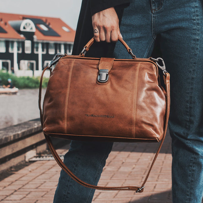Perspectiva de ajuste de Shaun Cuero flor integral Handbag en modelo - Caída natural con luz de día