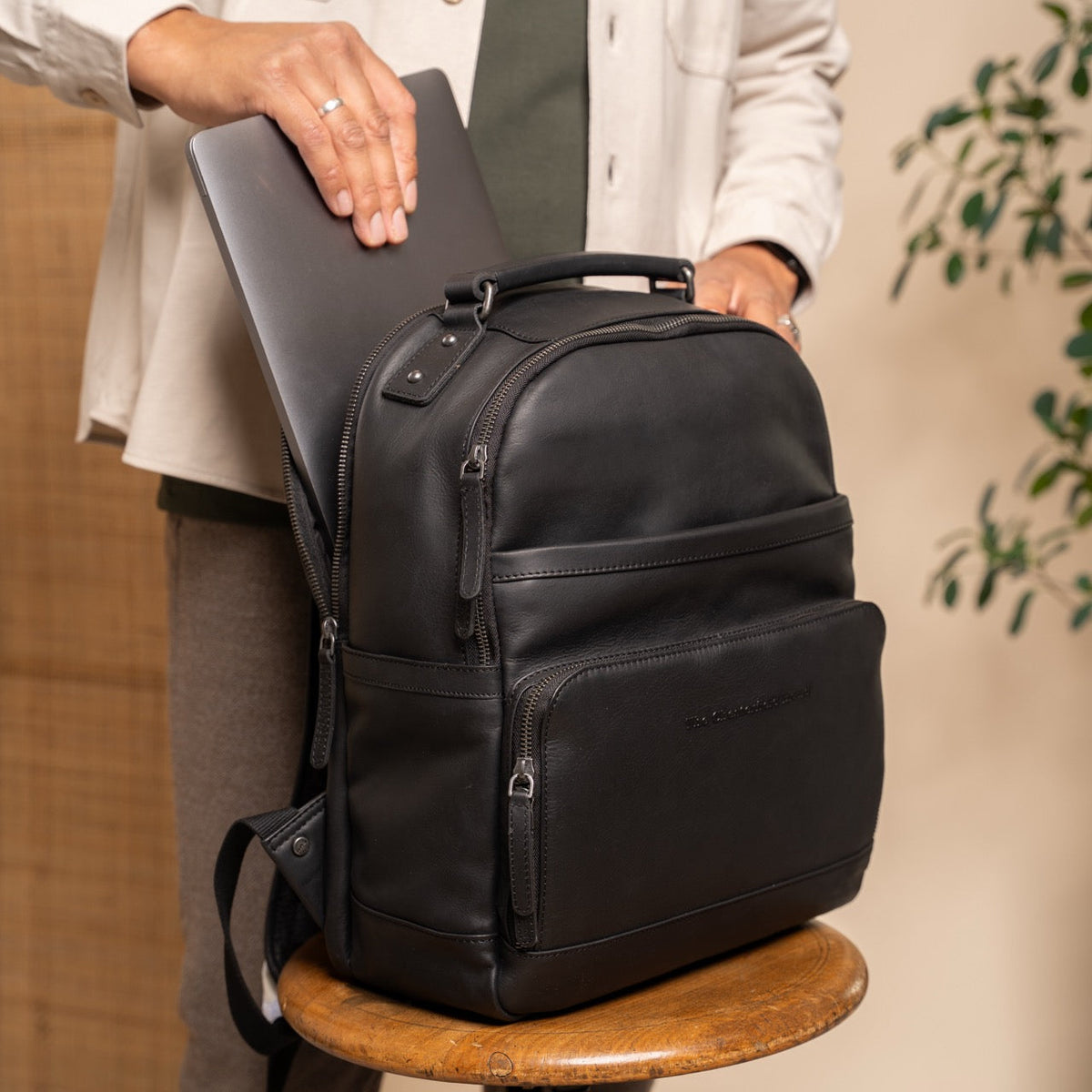Austin Full-Grain Leather Laptop Backpack para Mujer - Structured Side Profile Showing Gusset Depth &amp; Expansion Capacity