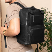 
Calden Mochila de cuero flor para portátil - Perspectiva trasera con correas de cuero reforzadas