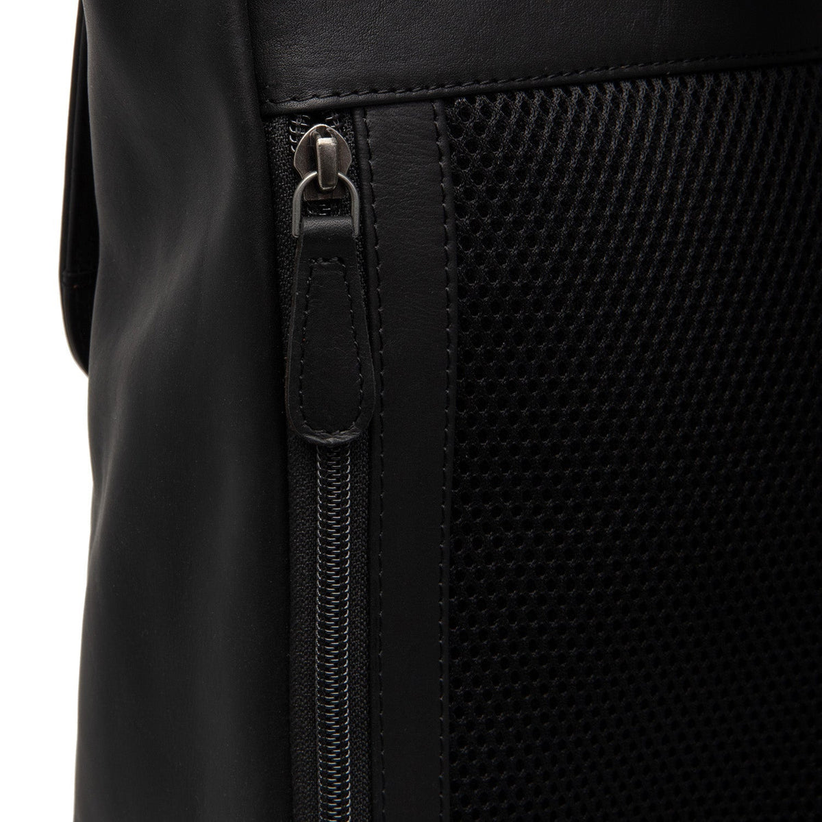 
Solid Antique Brass Hardware & Heavy-Duty Dual Zipper Detail on Farrow Mochila de cuero flor para portátil
