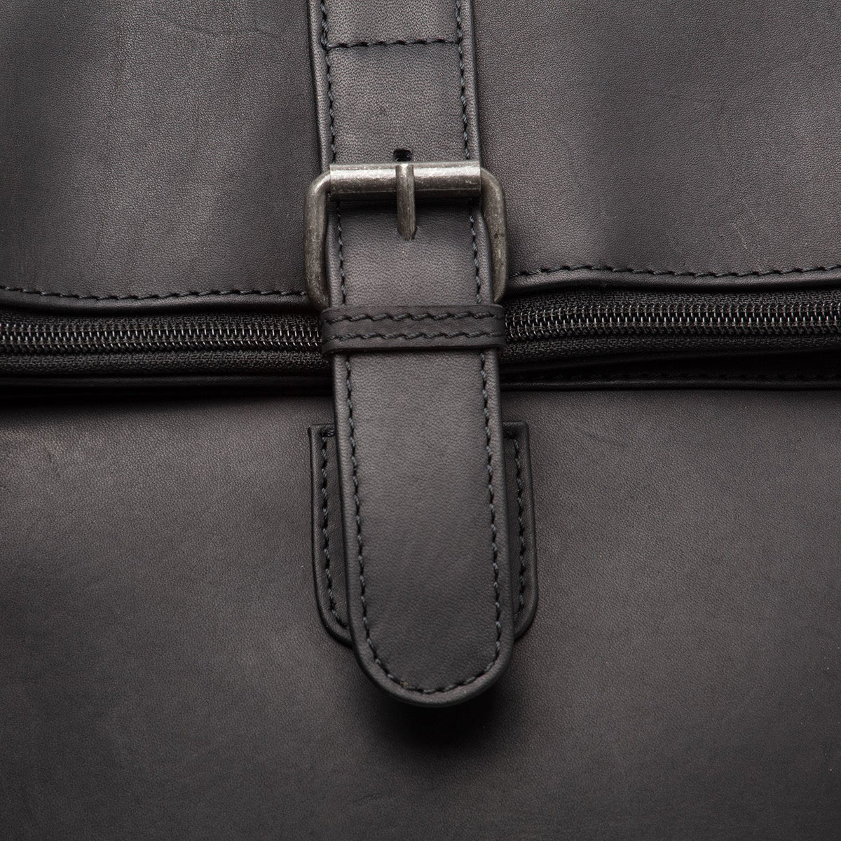Solid Antique Brass Hardware &amp; Heavy-Duty Dual Zipper Detail on Larsson Full-Grain Leather Laptop Backpack para Mujer