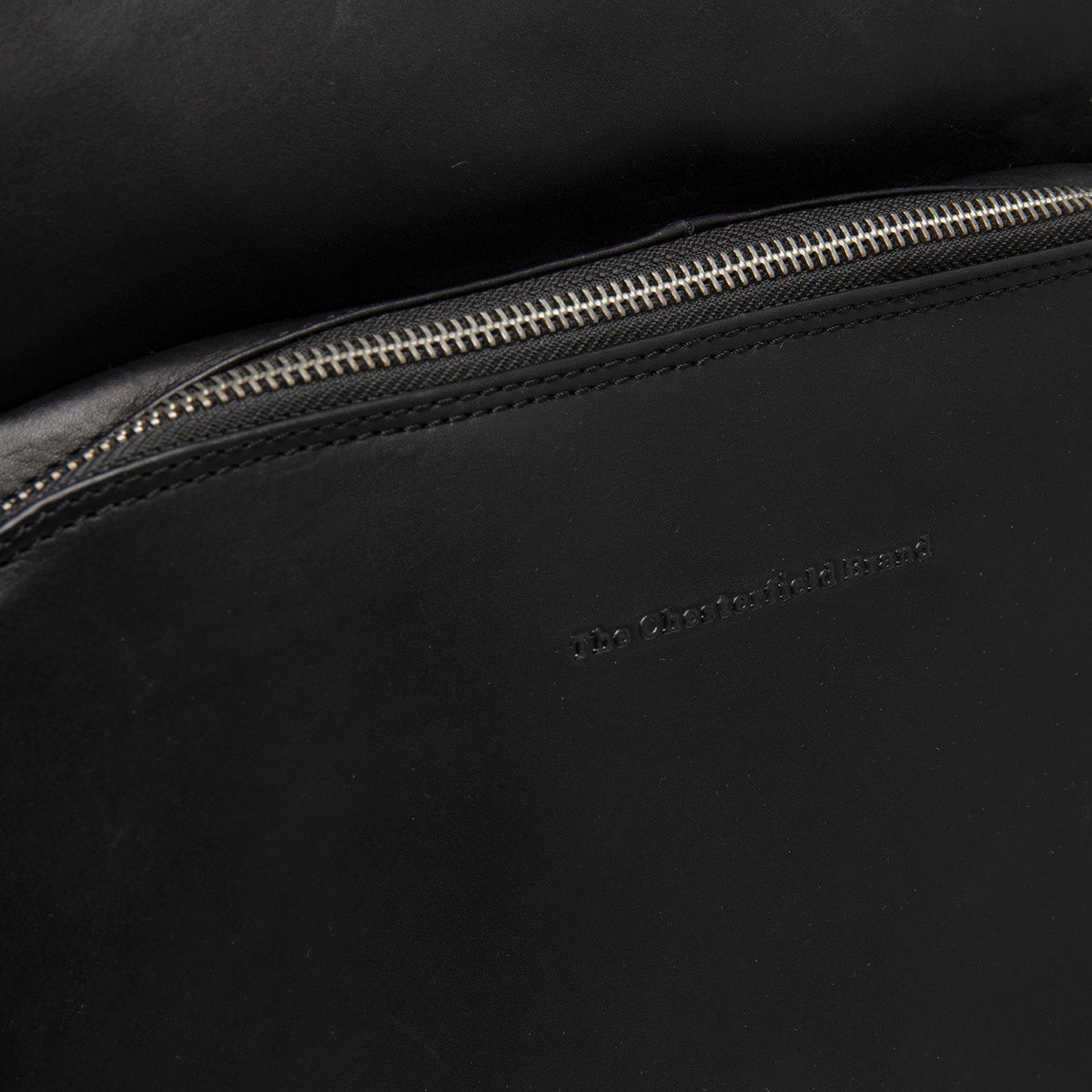Vista interior Showing Dedicated Padded Laptop Sleeve &amp; Multi-Compartment Organization