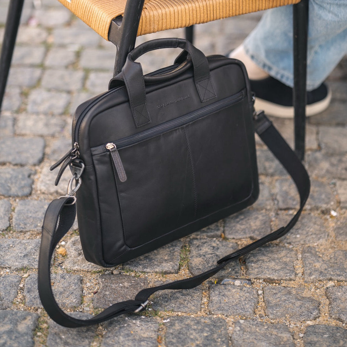 
Classic 100% Full-Grain leather Briefcase - Perspectiva trasera con correas de cuero reforzadas