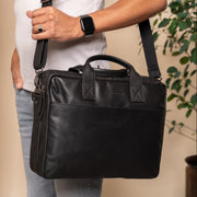 
Classic 100% Full-Grain leather Briefcase - Perspectiva trasera con correas de cuero reforzadas