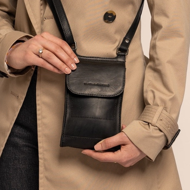 Classic 100% Full-Grain leather Goods - Vista trasera con ajuste entallado en hombros y bajo impecable