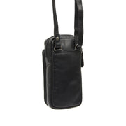 
Perspectiva del modelo vistiendo Valdes Cuero Flor Integral Phone Bag en modelo con caída natural bajo luz de día