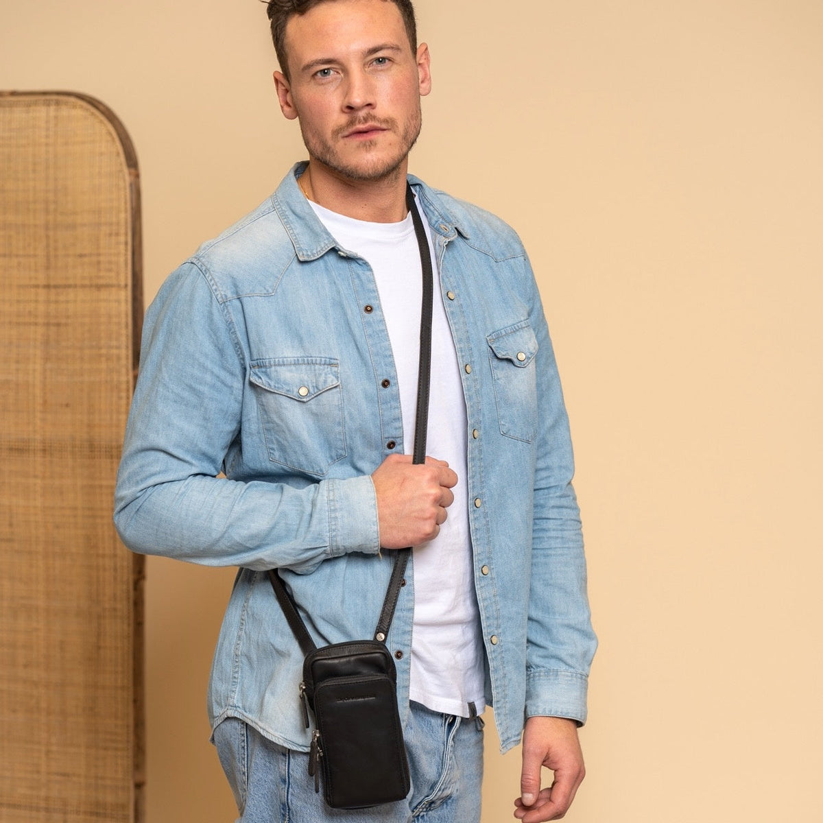 Valdes Full-Grain Leather Phone Bag - Vista lateral mostrando el corte ergonómico de mangas