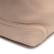Solid Antique Brass Hardware &amp; Heavy-Duty Dual Zipper Detail on Astero Full-Grain Leather Shoulder Bag para Mujer