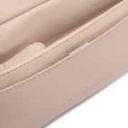 Solid Antique Brass Hardware &amp; Heavy-Duty Dual Zipper Detail on Liora Full-Grain Leather Shoulder Bag para Mujer