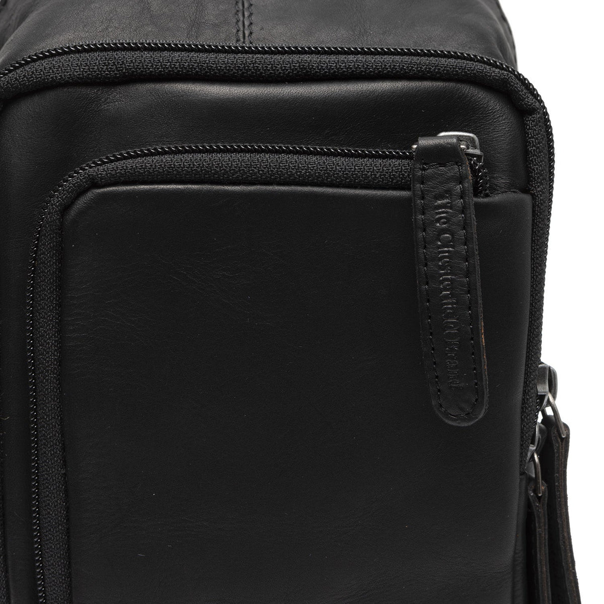 Solid Antique Brass Hardware &amp; Heavy-Duty Dual Zipper Detail on Leather Sling Bag Riga para Mujer