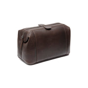 Styled Fit Perspective of Biassa Full-Grain Leather Toiletry Bag para Mujer on Model - Natural Daylight Drape