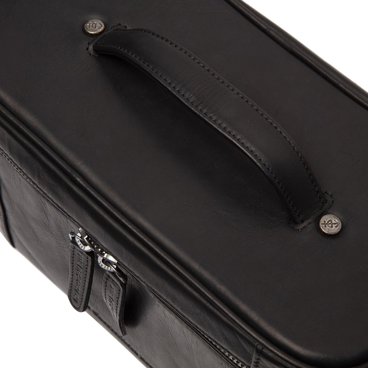 Detalle de cerca of Classic Collar &amp; Heavy-Duty Zipper Hardware on Limone Full-Grain Leather Toiletry Bag para Mujer