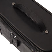 Detalle de cerca of Classic Collar &amp; Heavy-Duty Zipper Hardware on Limone Full-Grain Leather Toiletry Bag para Mujer