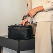 Limone Full-Grain Leather Toiletry Bag para Mujer - Vista de perfil lateral con corte ergonómico de manga