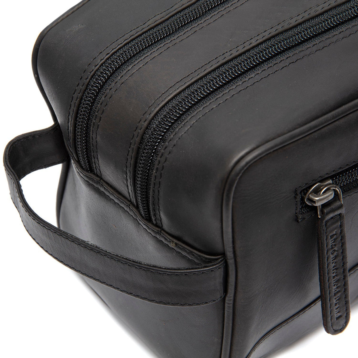 Detalle de cerca of Classic Collar &amp; Heavy-Duty Zipper Hardware on Stacey Full-Grain Leather Toiletry Bag para Mujer
