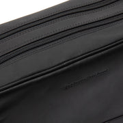 Detalle de cerca of Classic Collar &amp; Heavy-Duty Zipper Hardware on Stefan Full-Grain Leather Toiletry Bag para Mujer